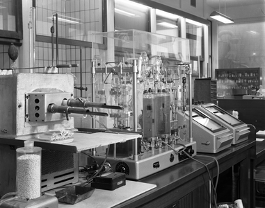 821248 Afbeelding van het apparaat voor de analyse van koolstof en zwavel in staal in het laboratorium van de N.V. ...